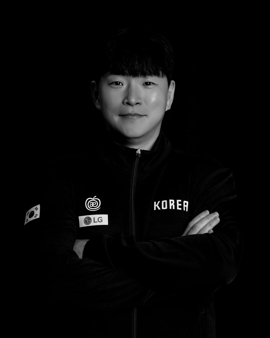 국가대표 팀복을 입고 정면을 보는 김범진 코치