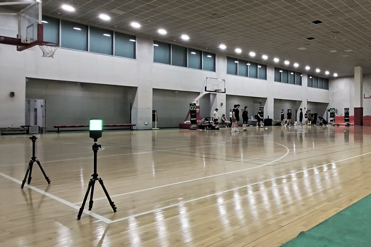 타이밍 게이트와 측정 스테이션이 설치된 체육관 측정 현장 전경