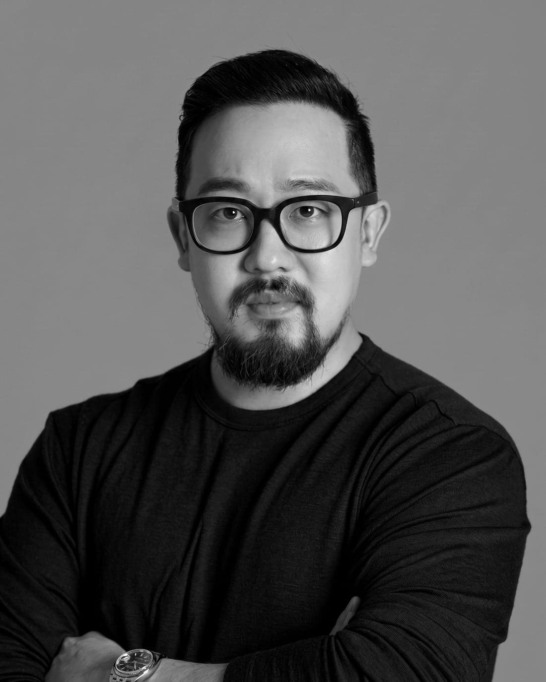 정면을 보는 이슬기 트레이너